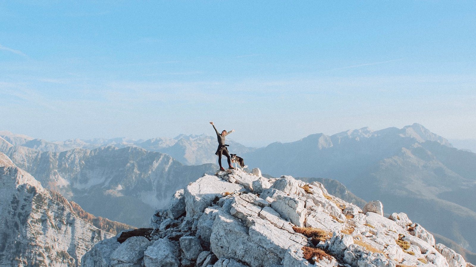 Žena i njezin pas na planinskom vrhu, s bandanom Bark & Run